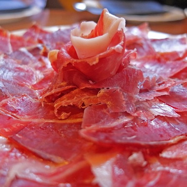 Spanischer Jamón Serrano und regionale Spezialitäten